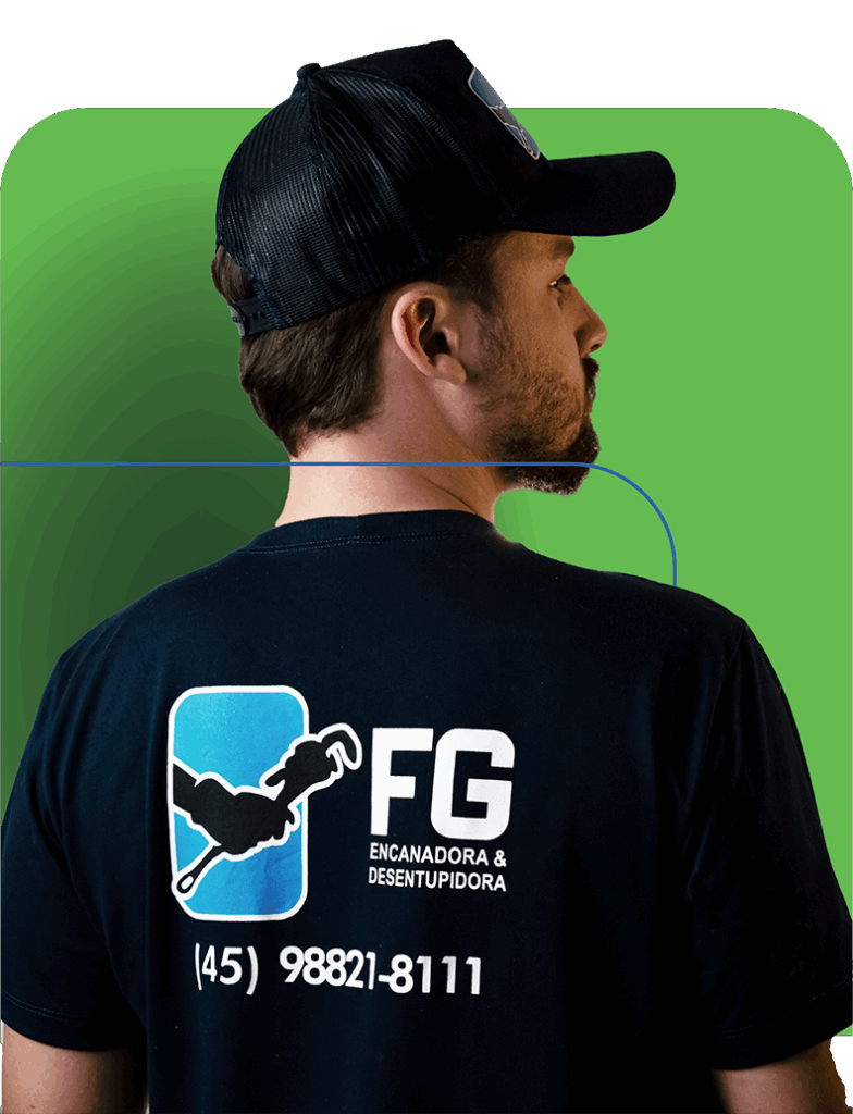 Técnico da FG Encanadora com camisa da equipe em Cascavel